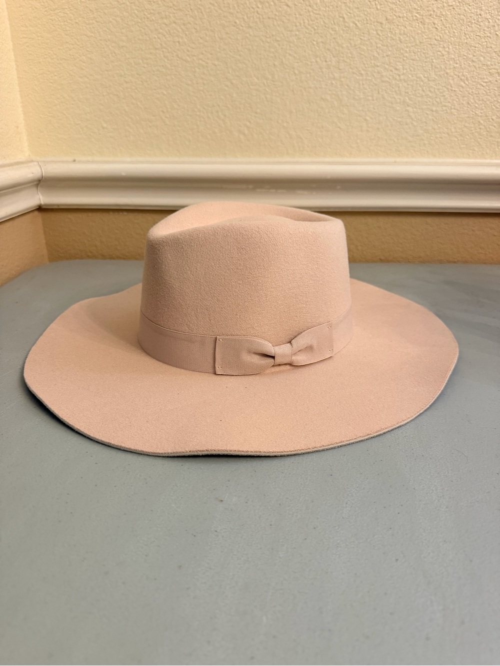 The Serra Aldi Women's Fashion Fedora Felt Hat in Cream